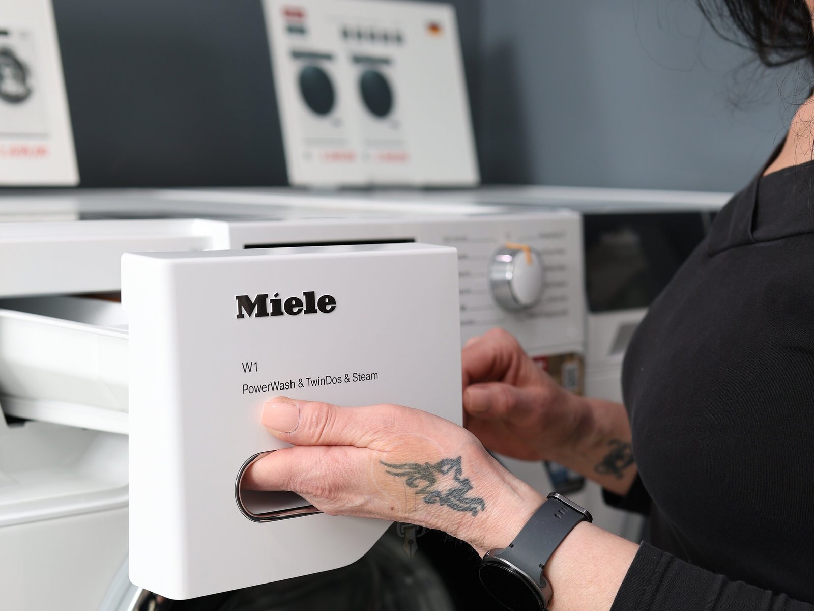 Das Programm „Maschine reinigen“ oder Baumwolle mit der höchsten Temperatur starten — leer, mit Miele IntenseClean oder Pulverwaschmittel. Pulver enthält Bleichmittel, Flüssigwaschmittel nicht. Vorbeugend mindestens einmal im Monat über 60 °C waschen.