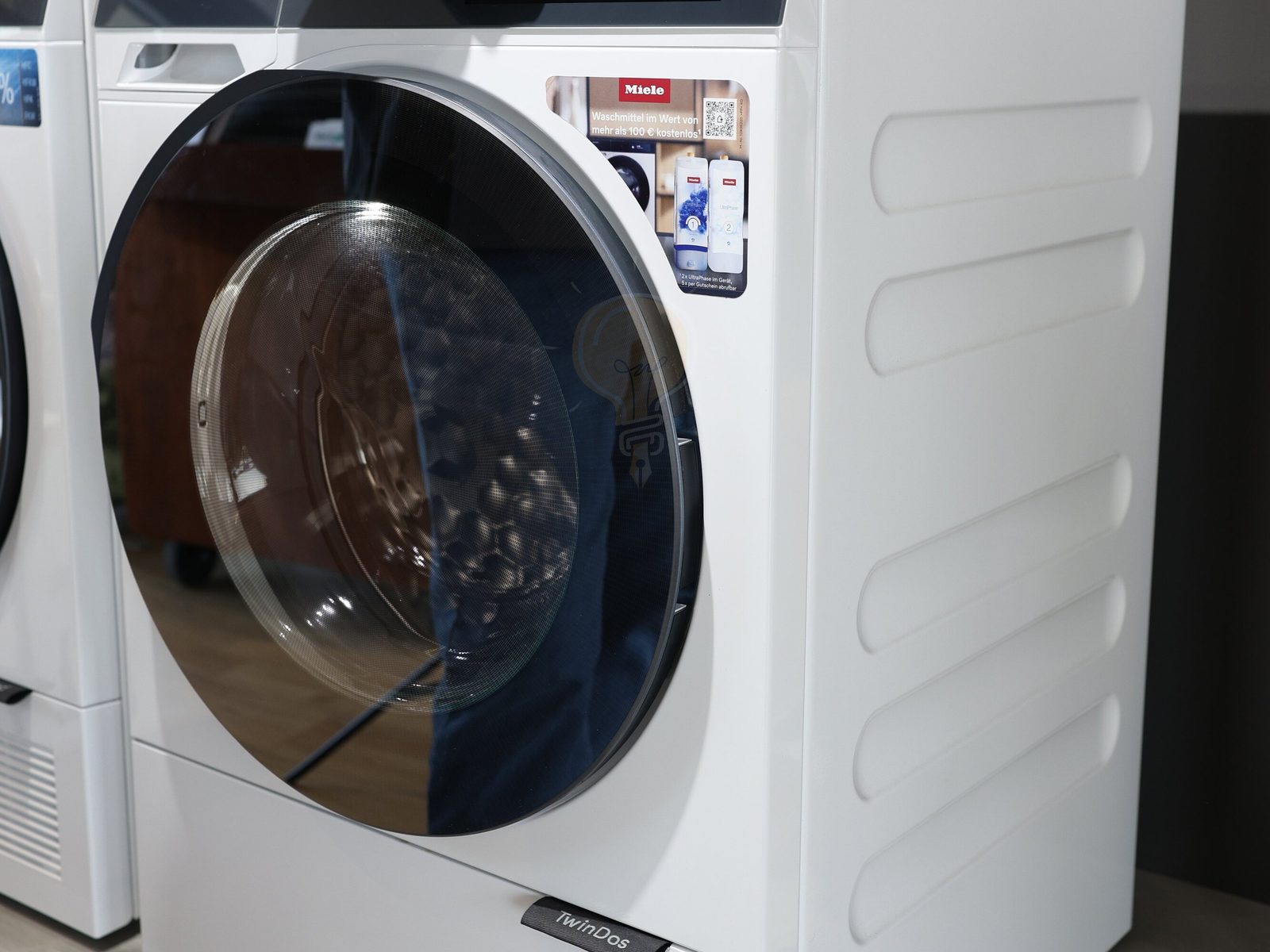WCS steht für Water Control System: Ein Schwimmer in der Bodenwanne erkennt austretendes Wasser und stellt das Gerät ab.
